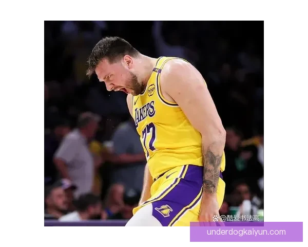 戴维斯关键比赛表现稳健，攻防两端持续提升